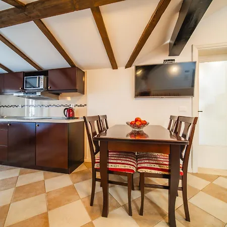 Sunce Palace With Free Offsite Parking Daire